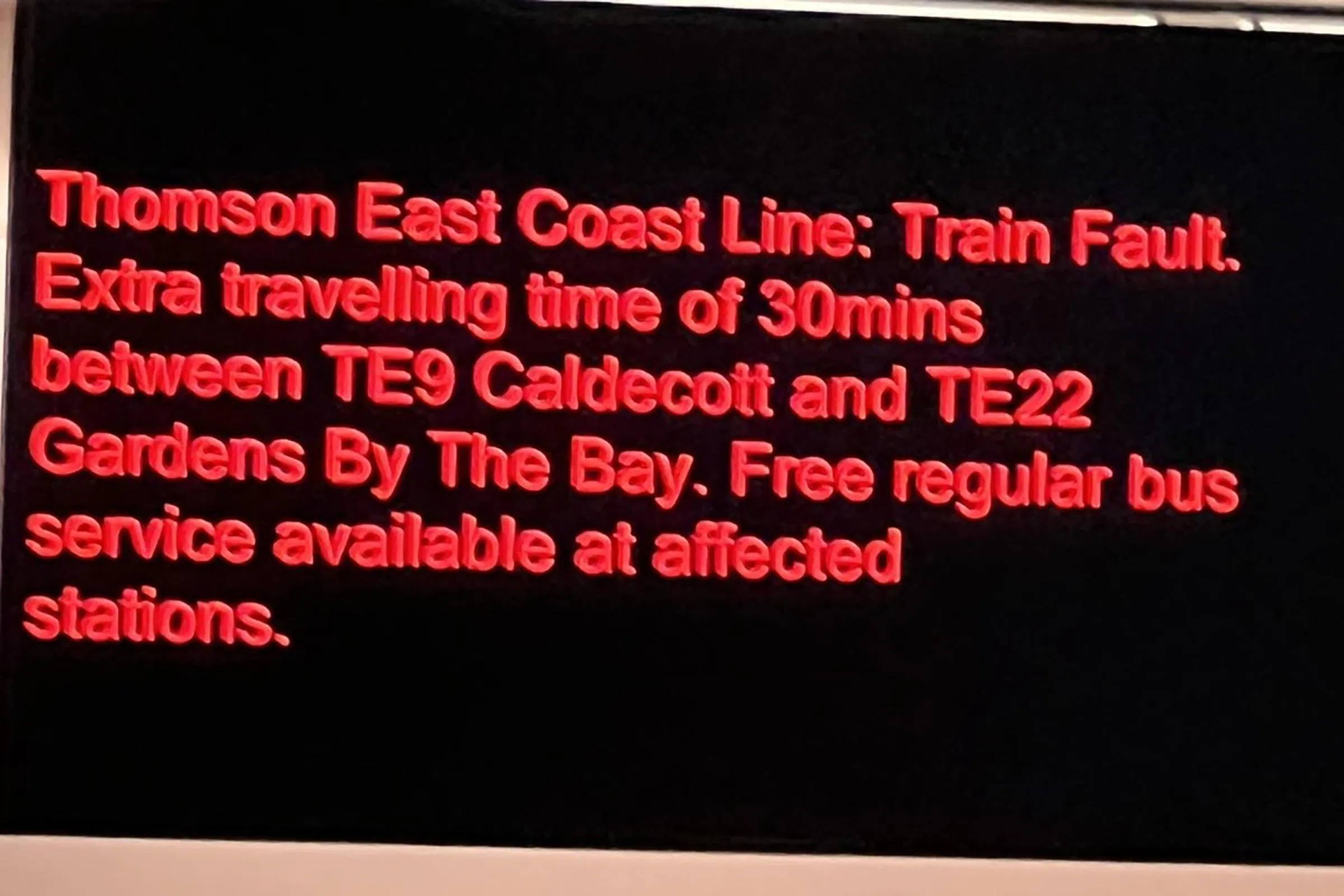 根据公众的照片显示，月台上的显示屏写着，由于列车出故障，导致服务受到影响，车程预计延长30分钟。（取自网络）