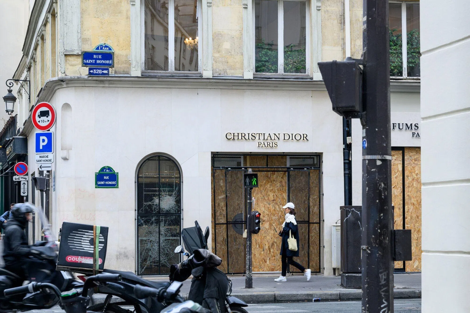上周末的抗议发生后，位于巴黎圣奥诺雷街（Rue Saint-Honore）的一家迪奥精品店于10月21日用木板封死门面。（彭博社）