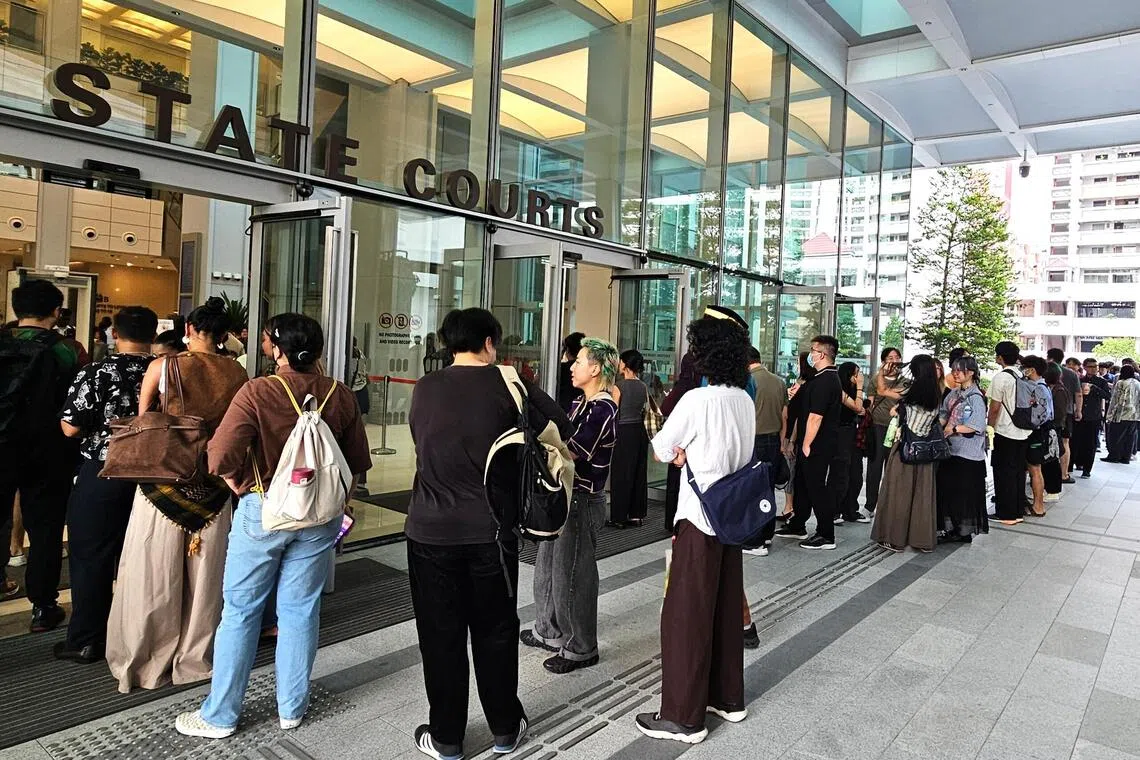 有约百名相信是支持者的民众星期三早上到国家法院，法院大厦安检处一度排起长龙。（新明日报）