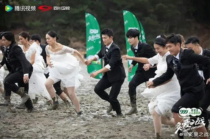 《炙爱之战》里的未婚夫妻展开高强度与高难度的体能竞技。（互联网）