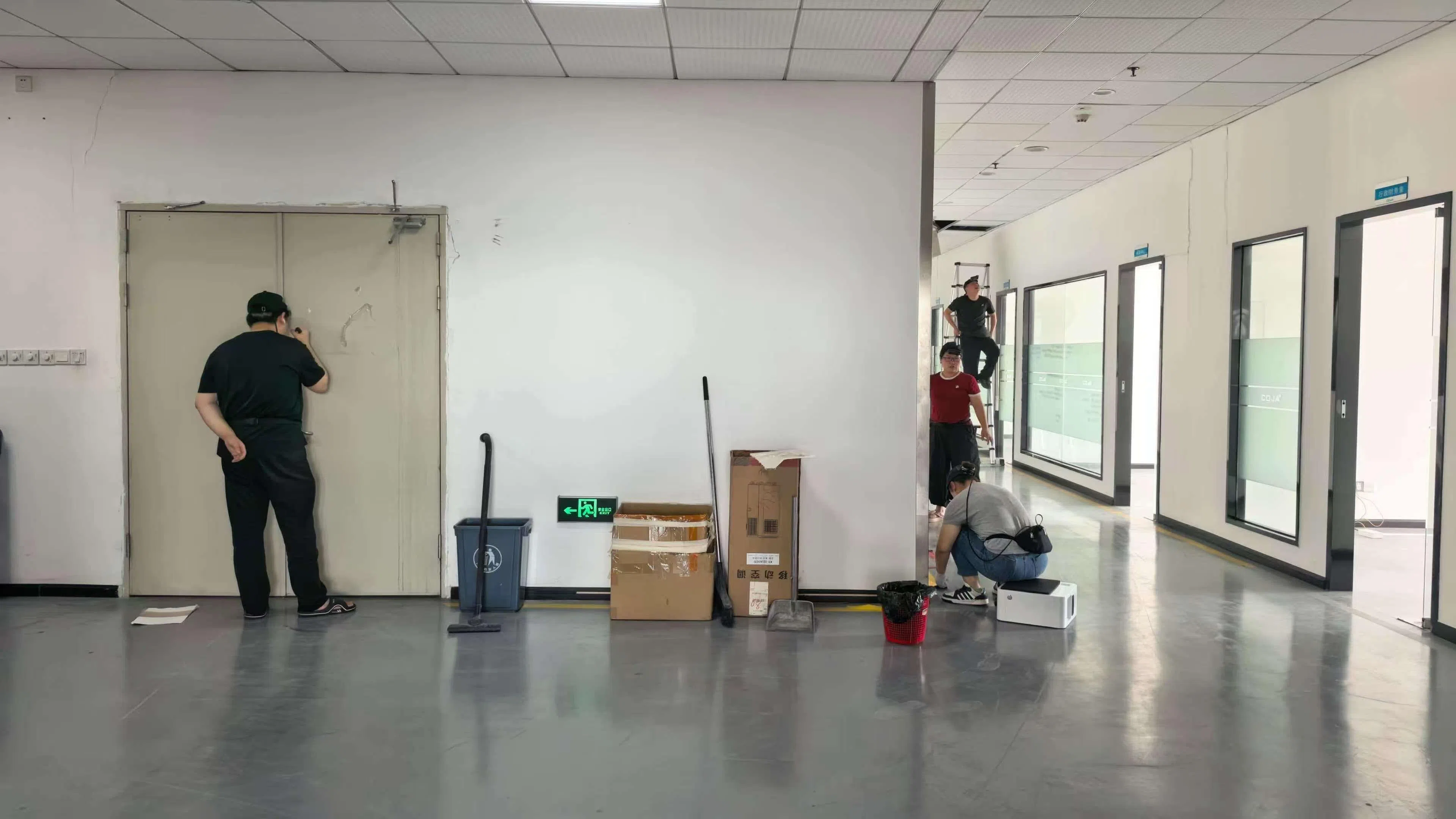 在广州黄埔区一处旧办公室改造的“数采基地”，数采员在其中反复完成各种家务劳动。这是目前数据采集公司最常见的场景之一，也是市场认为机器人能率先实现落地的任务。（受访者提供）