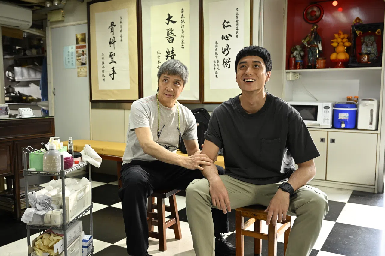 董玮（左）和刘俊谦在《武替道》扮演师徒。（邵氏机构提供）