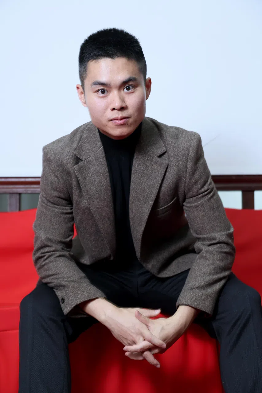 传艺青年导师蔡东雄感到近年来本地青少年戏曲演员活跃程度有所提高，青少年演员纷出。（龙国雄摄）