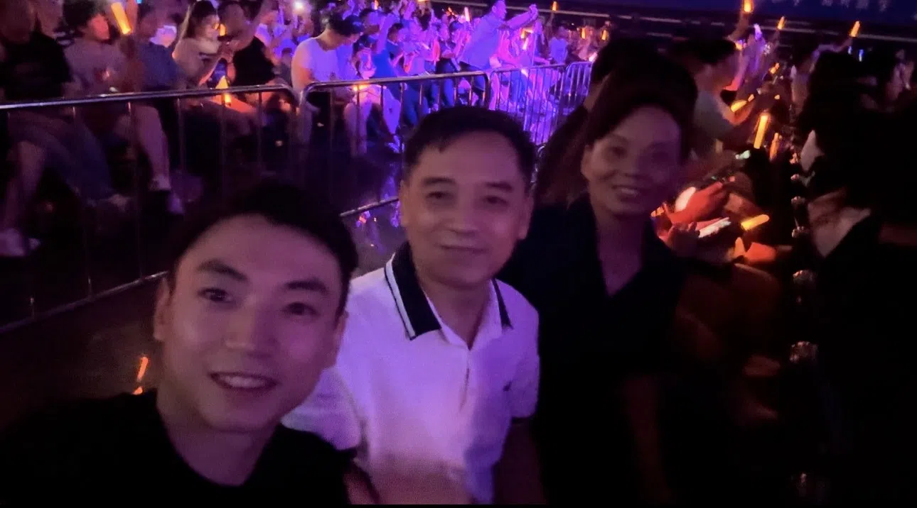 中国体操运动员邹敬园（前）将人生第一场演唱会献给偶像刘德华。（取自邹敬园微博）