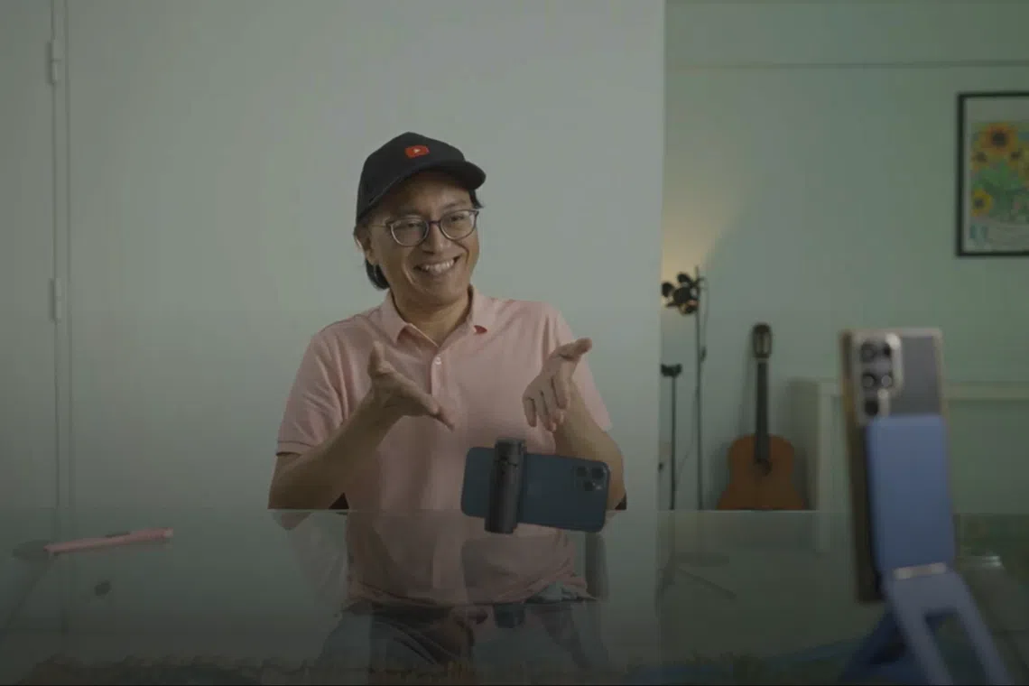 李永忠为科技品牌拍摄产品评估视频。（视频截图）