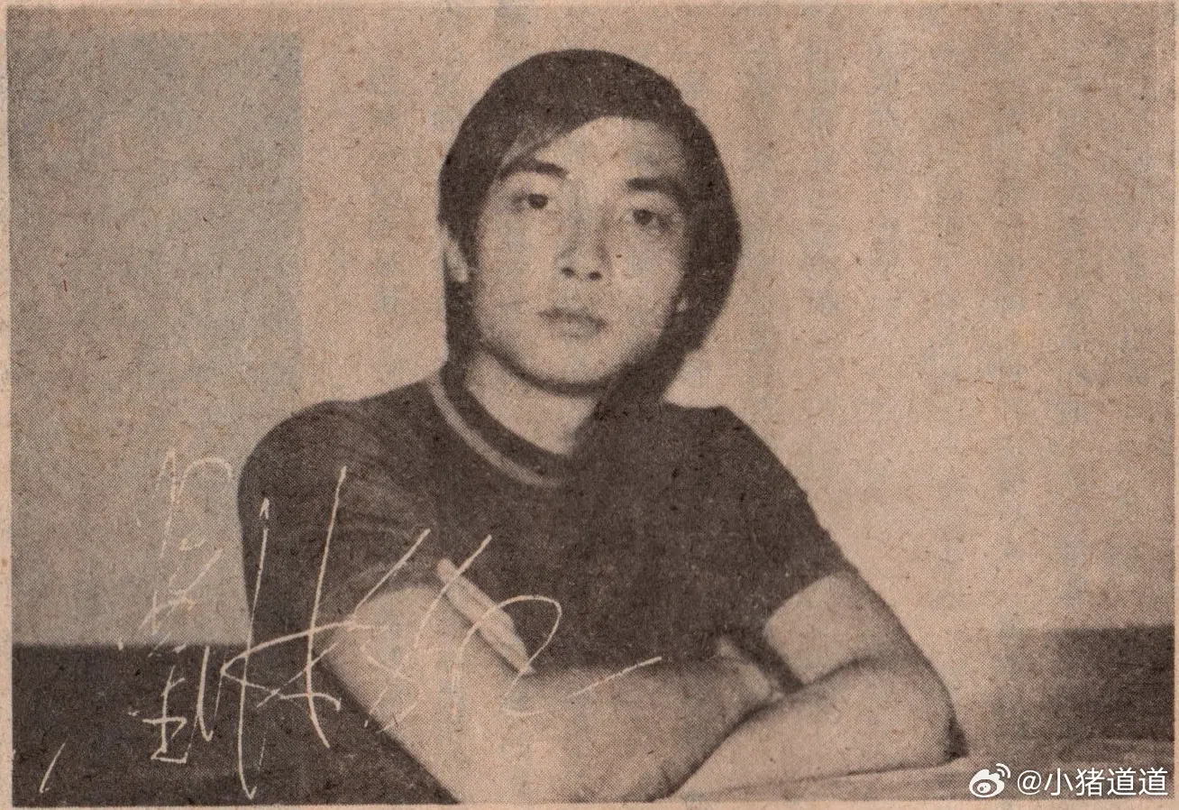 刘松仁初出道时，样子严肃，性格严谨。（取自微博）