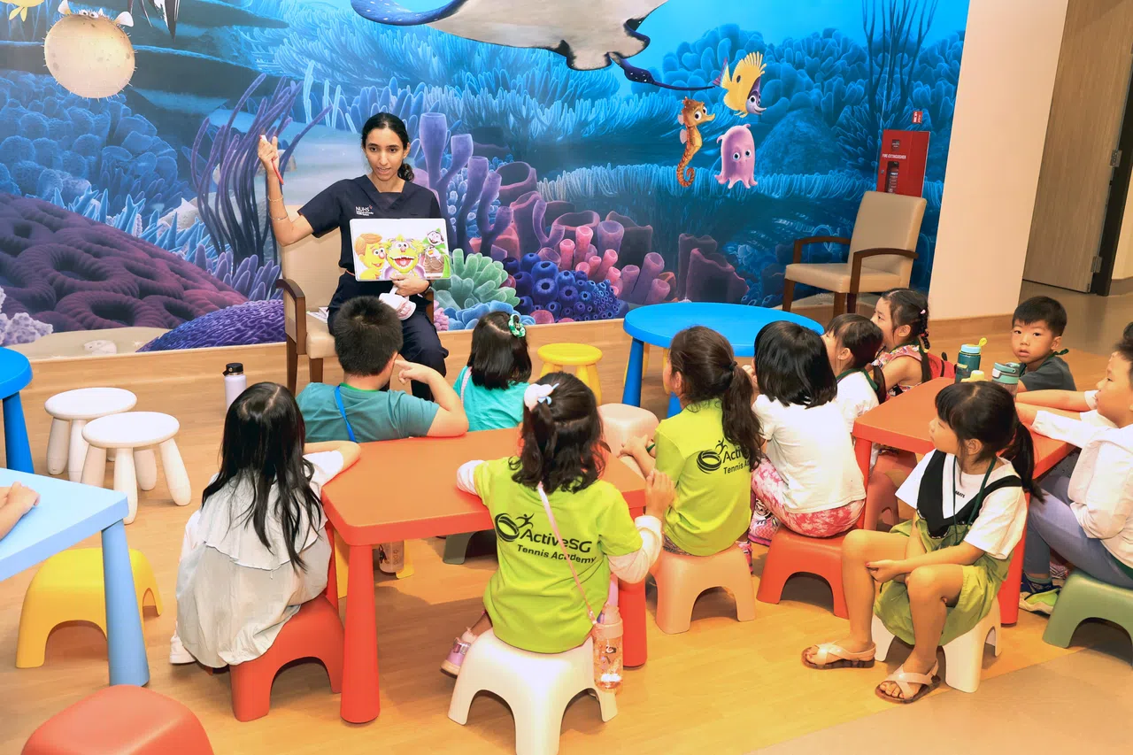 
牙医通过讲故事，教导儿童正确的刷牙方式和保持口腔健康的知识。（周国威摄）