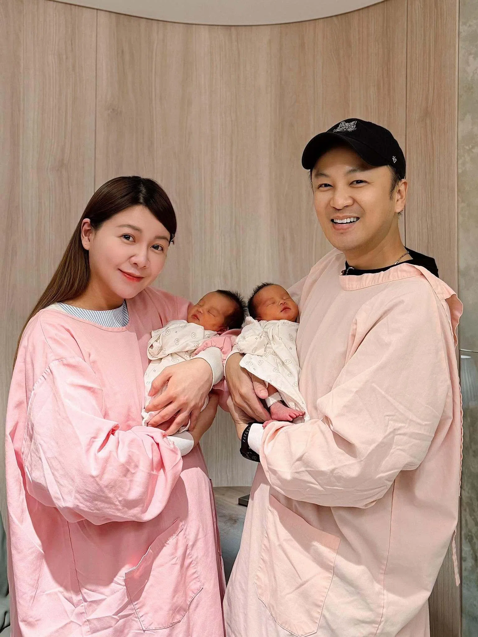 谢京颖（左）和书伟在5月贴出与新生双胞胎女儿的全家福报喜。（取自谢京颖脸书）