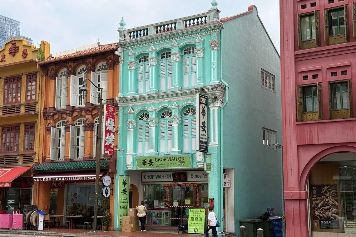 华安药行位于克罗士街上段的薄荷绿店屋，一楼为零售店面，二三楼为储藏及办公室。（杨慧莉摄）