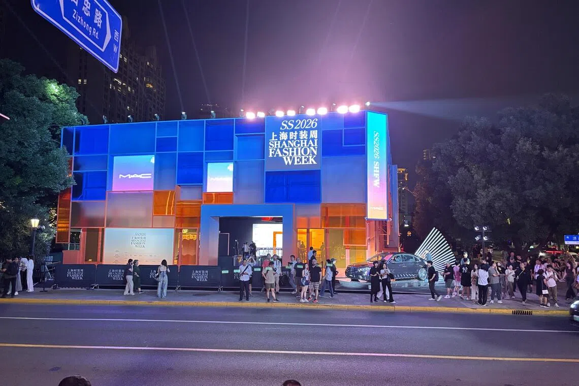 2026春夏上海国际时装周10月9日至16日在上海登场，位于新天地的红庭和兰厅作为本季两大“魔方剧场”，带来超过4000款服装服饰新品首发。图为红庭秀场外观。（黎康摄）