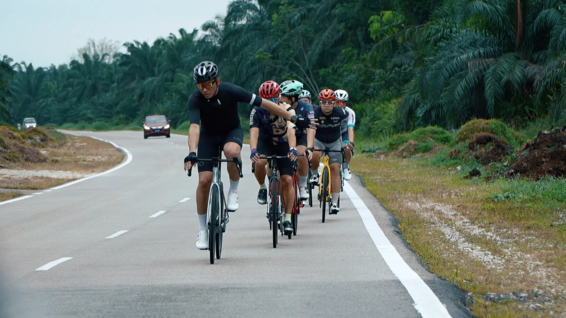 每次约有20人参与One Cycling Club的团骑活动。（视频截图）