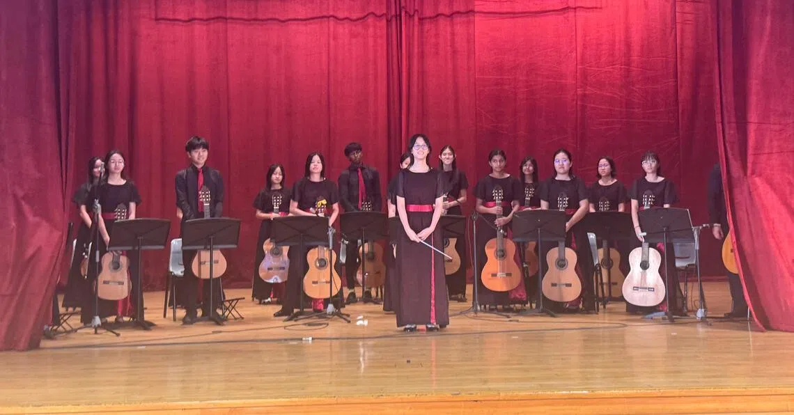 吉他乐团演绎充满节奏感的乐曲。（淡美初院摄影俱乐部提供）