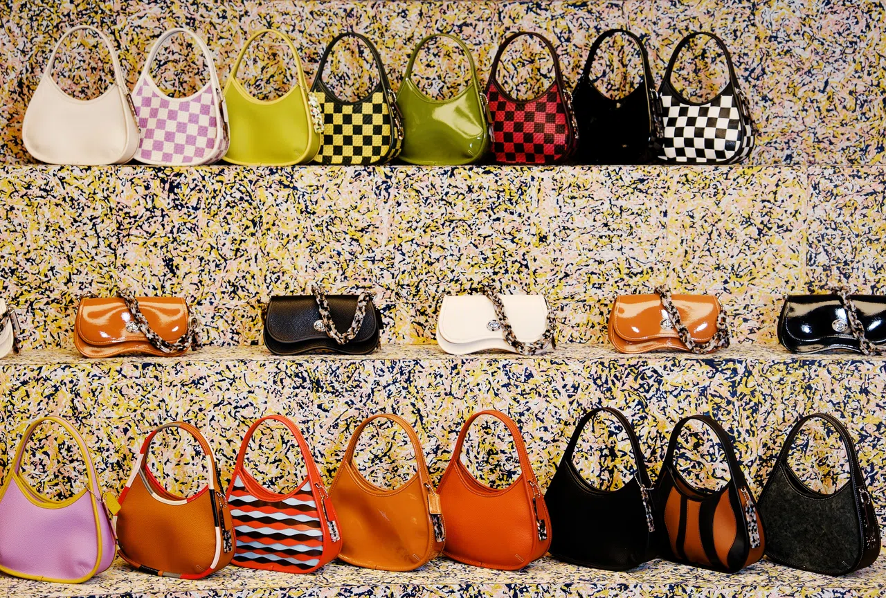 在本财年第一季度里，Tapestry在北美吸引到120万名新客户，其中大约一半是属于较年轻的Z世代和千禧一代的客户。图为Tapestry旗下的蔻驰（Coach）包包。（档案照片）