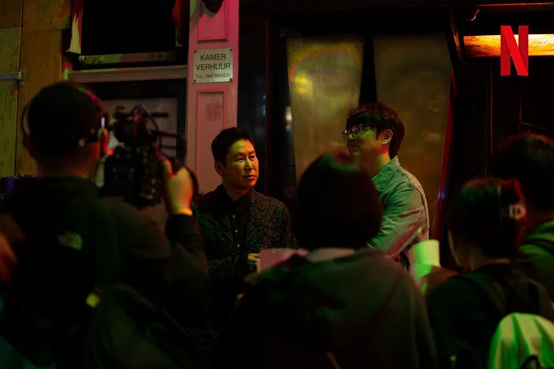 申东烨（左）和成始璟来到阿姆斯特丹著名的红灯区。（取自Netflixkr IG）