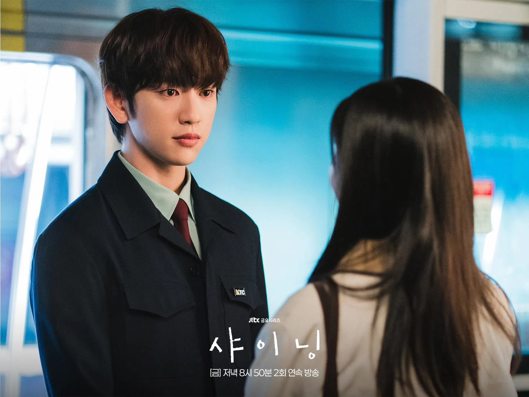 男主角延泰瑞（左）在辞去原来的工作后成为地铁驾驶员。（取自JTBC Drama脸书）