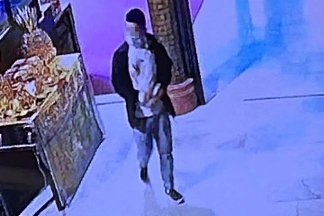 庙内电眼拍下其中一名男子环顾四周后，走向添油箱。（受访者提供）