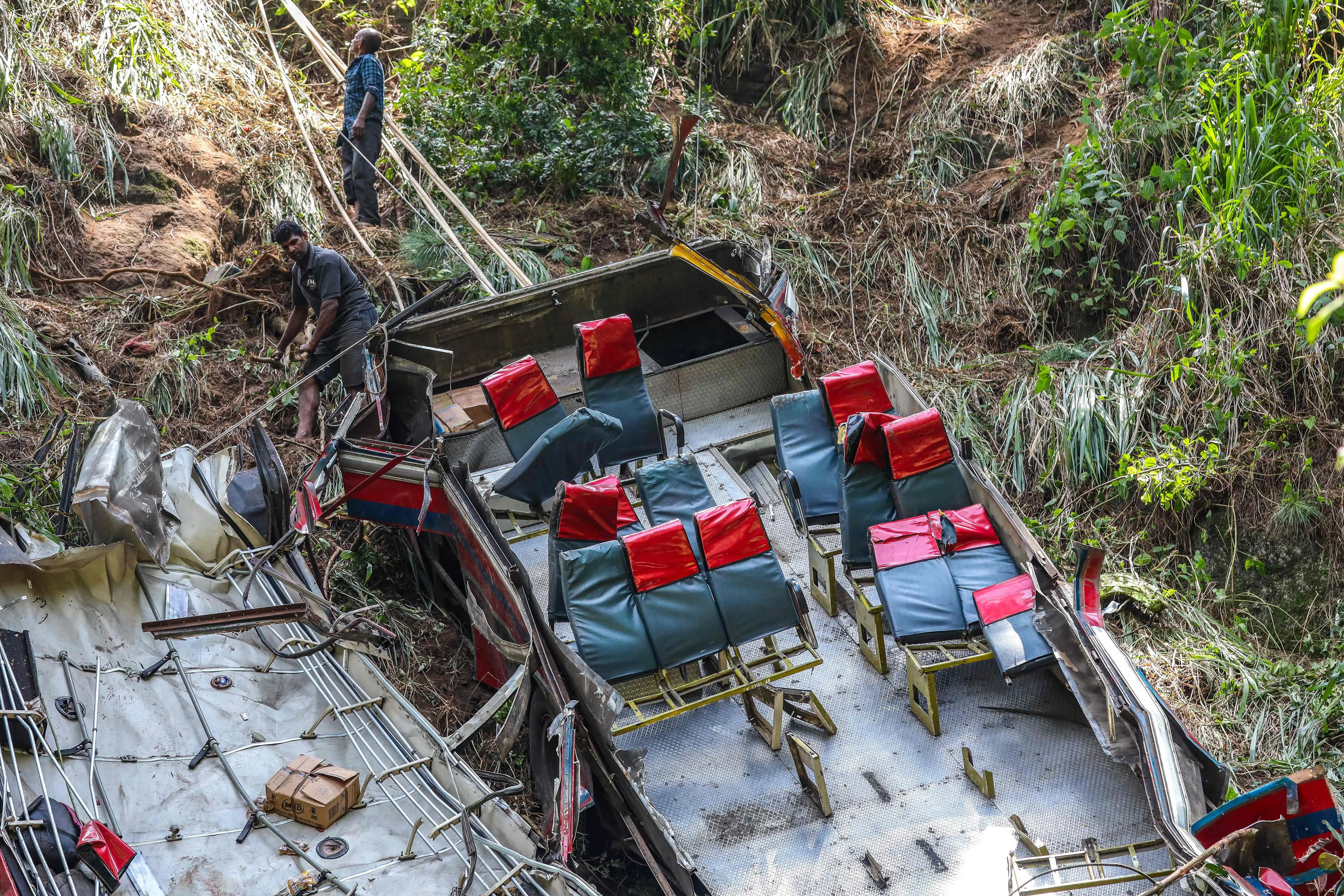 5月11日，一辆载有数十名佛教朝圣者的超载巴士在斯里兰卡中部坠入悬崖，造成至少21人死亡，24人受伤。（法新社）