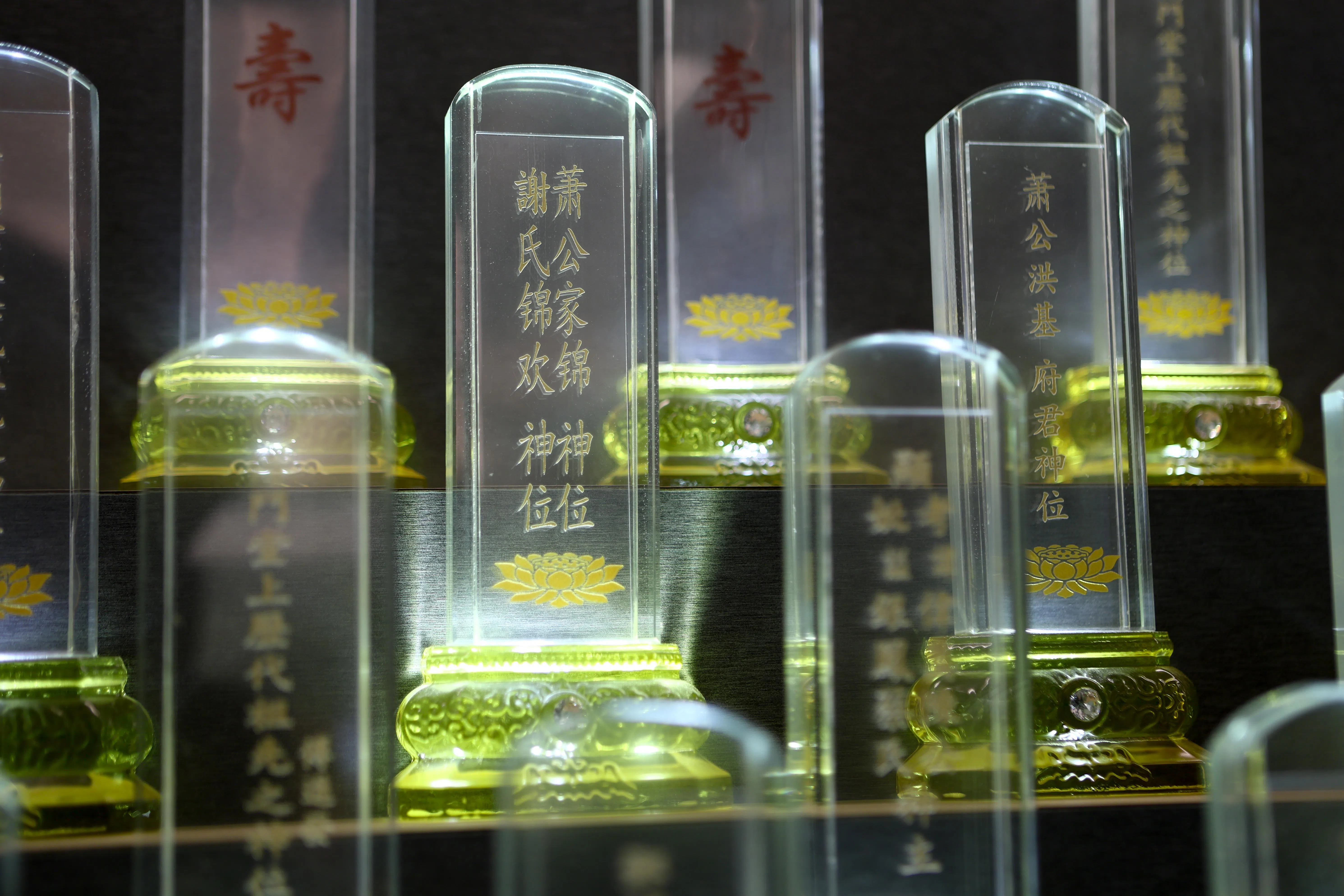 扫描专属QR码后，先人的牌位亮起灯光，方便后人迅速辨认位置。（特约李姿仪摄）