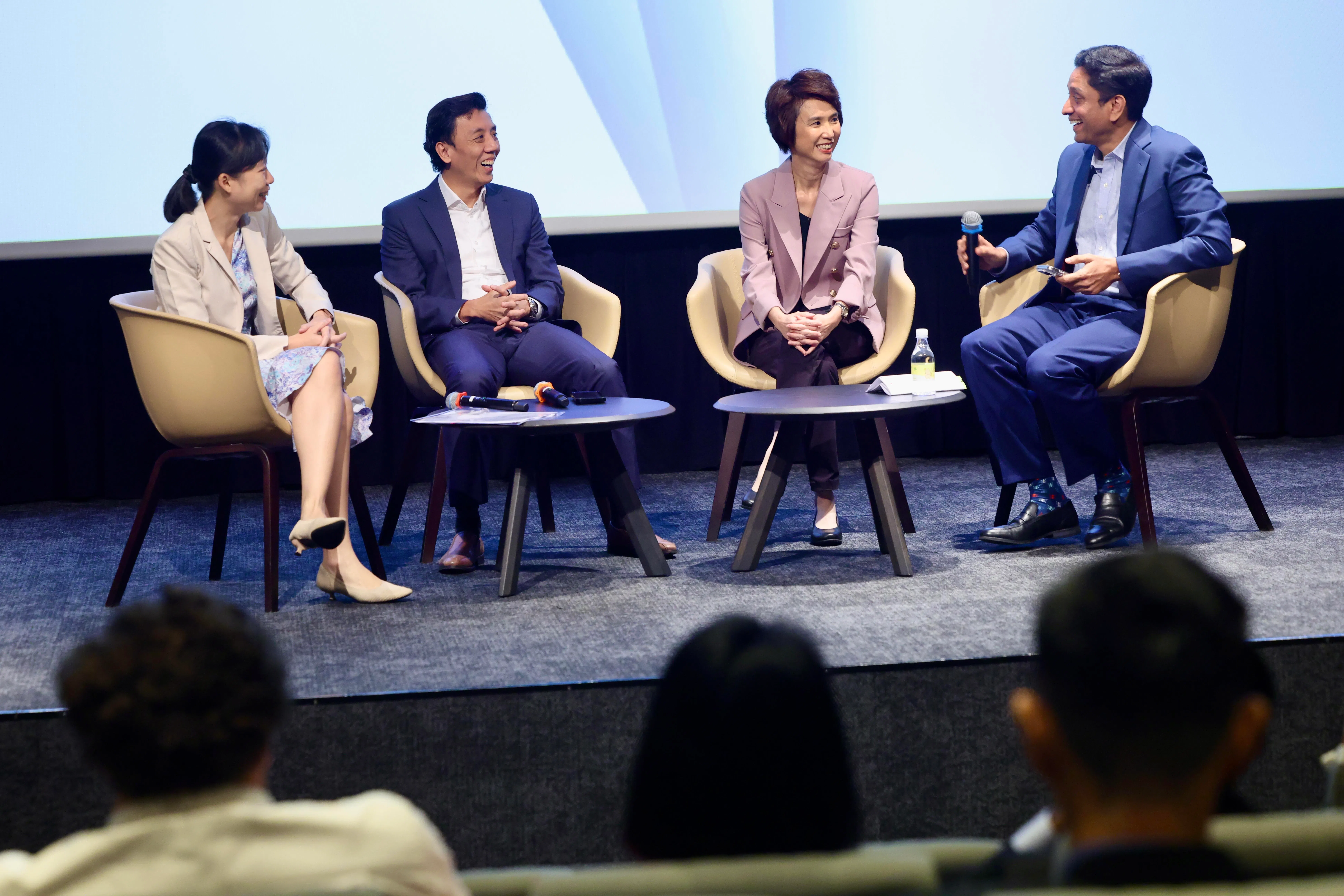 经济策略检讨旗下的全球竞争力、科技与创新，以及创业委员会星期三（11月19日）与70多名商业领袖交流，听取反馈。左起为数码发展及新闻部兼教育部政务部长刘洁敏，交通部代部长兼财政部高级政务部长萧振祥，贸工部兼文化、社区及青年部高级政务部长刘燕玲，以及人力部兼文化、社区及青年部政务部长迪内希（Dinesh Vasu Dash）。（陈斌勤摄）