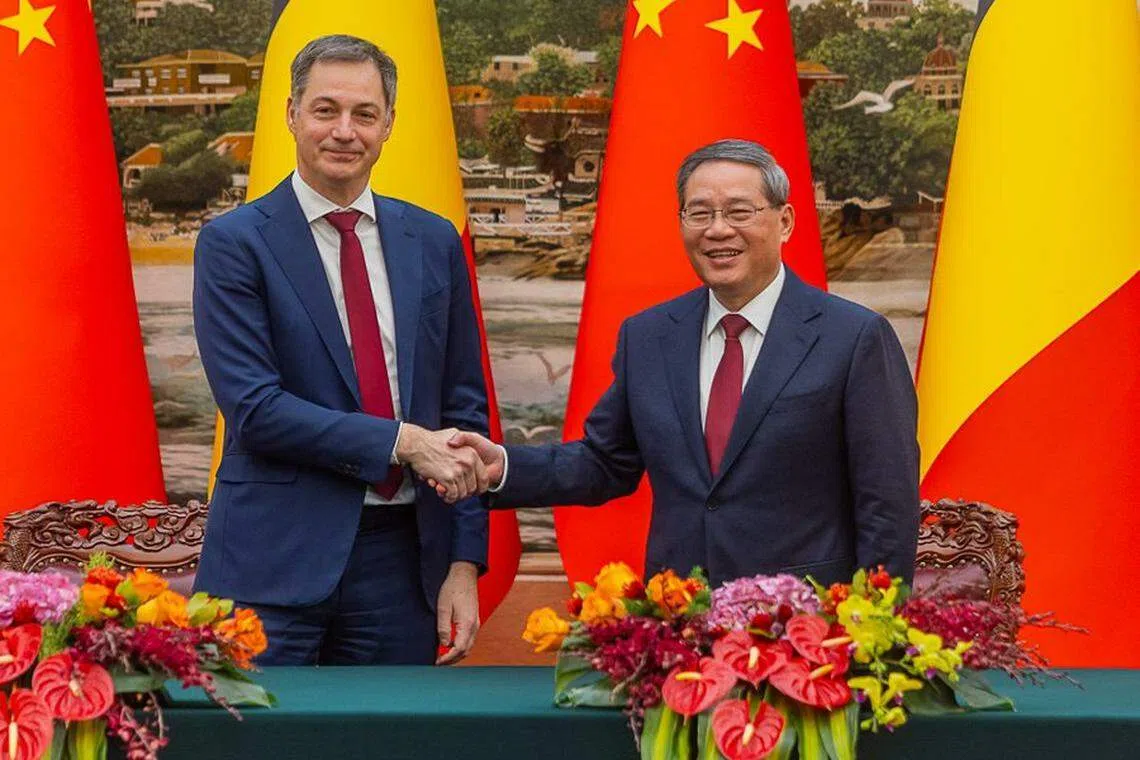 比利时首相德克罗（左）星期五（1月12日）与中国总理李强会面。（德克罗X平台）