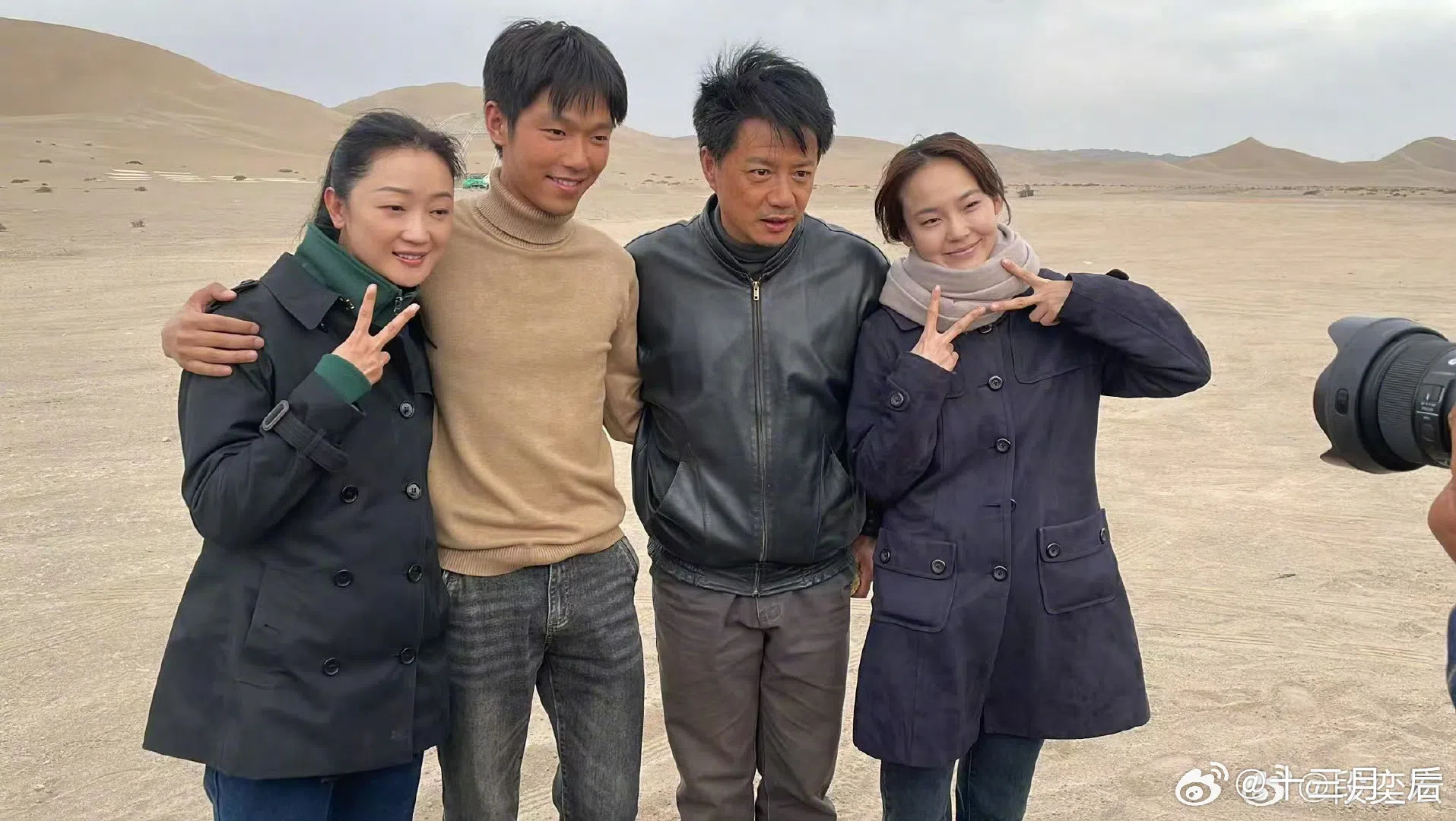 《沙尘暴》剧中人物关系紧绷，四位主角张瑶（左起）、王锵、段奕宏和张佳宁戏外轻松合影，背后是中国西北特色风土景致。（取自剧集官方微博）