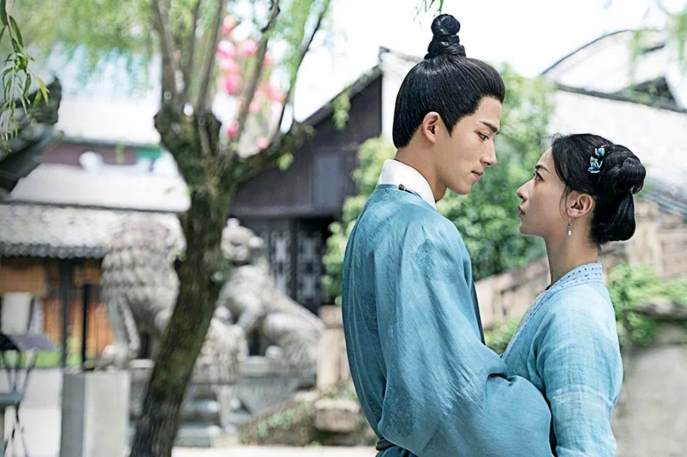 王星越（左）与吴谨言主演的古装剧《墨雨云间》爆红，人气双双飙升。（互联网）