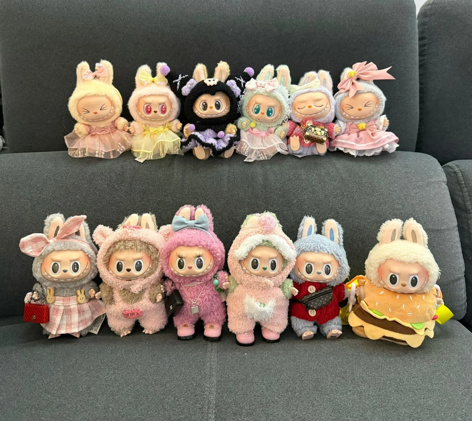 ↑莫小玲迷上Labubu玩偶，三天内就入手了12个，还为它们精心打扮（右下图）。（受访者提供）