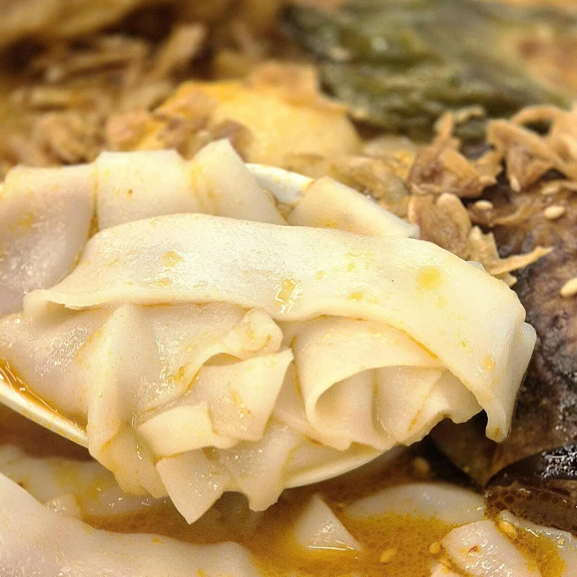 Ipoh Buntong的肠粉很薄滑，咖喱汁轻易附着。（陈爱薇摄）