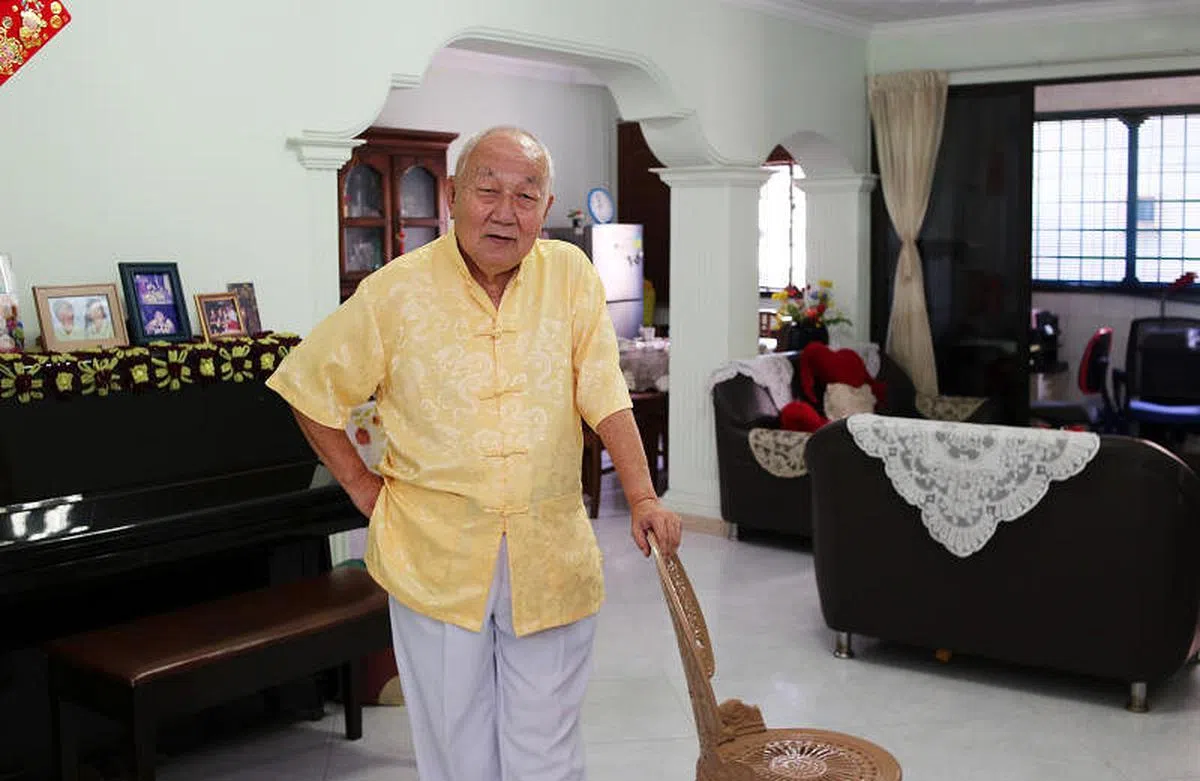 云昌凑和老婆住在马西岭的五房式政府组屋，过着写意的小日子。（萧紫薇摄）