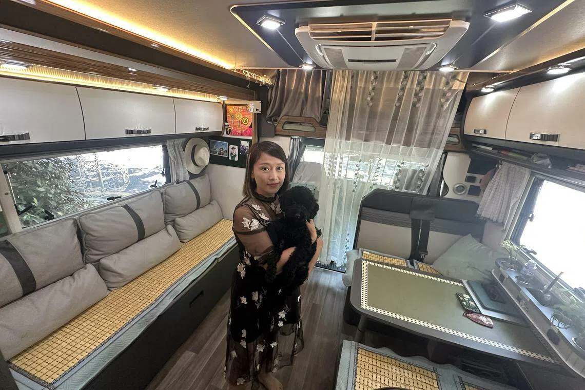 40岁沈兰今年2月把一间120平方米的房子租出去，携一只贵宾犬住进只有15平方米大的房车，在深圳开启游历生活。（林煇智摄）