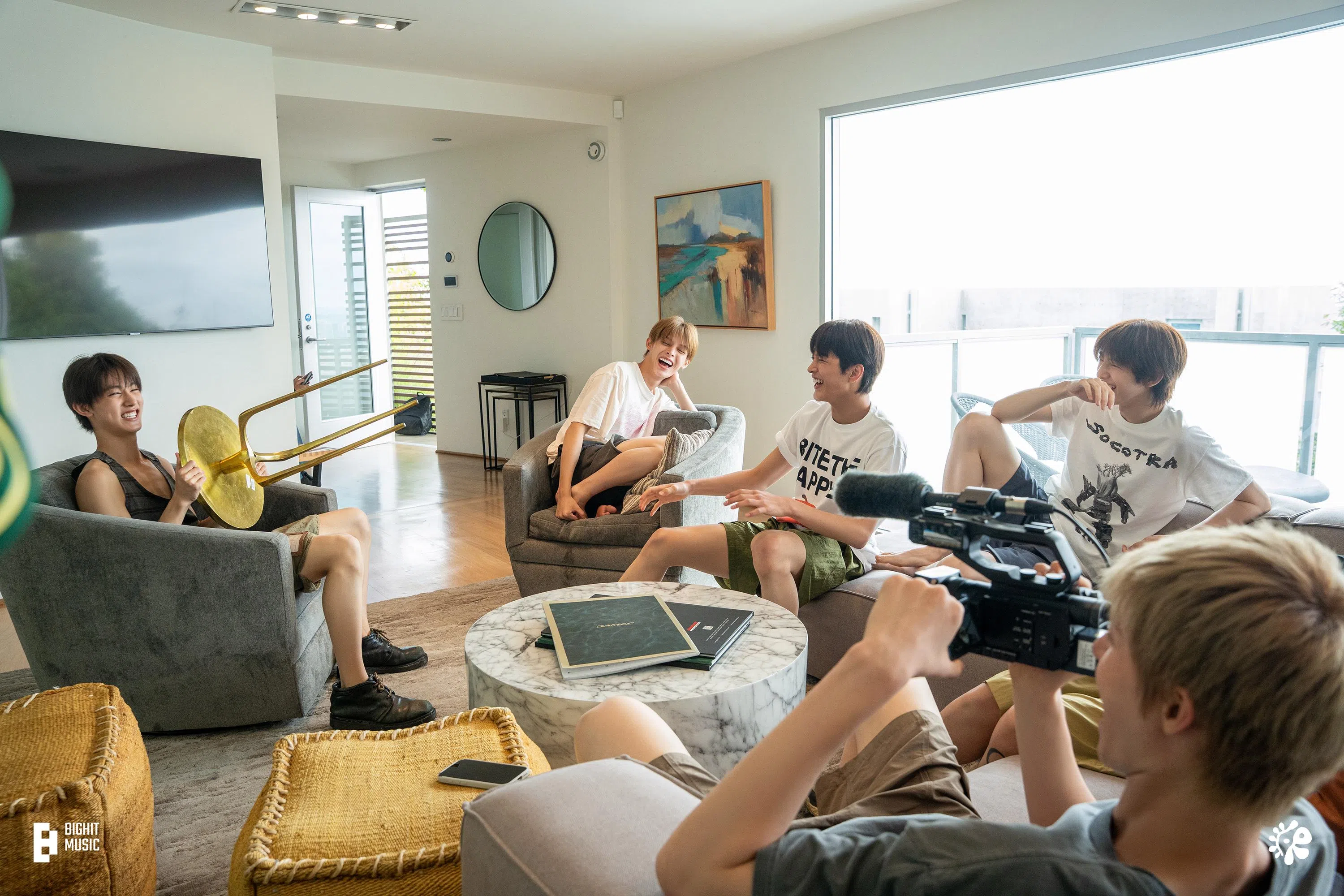 团体成员参与词曲创作和编舞，连MV也都亲力亲为。（取自团体Weverse）