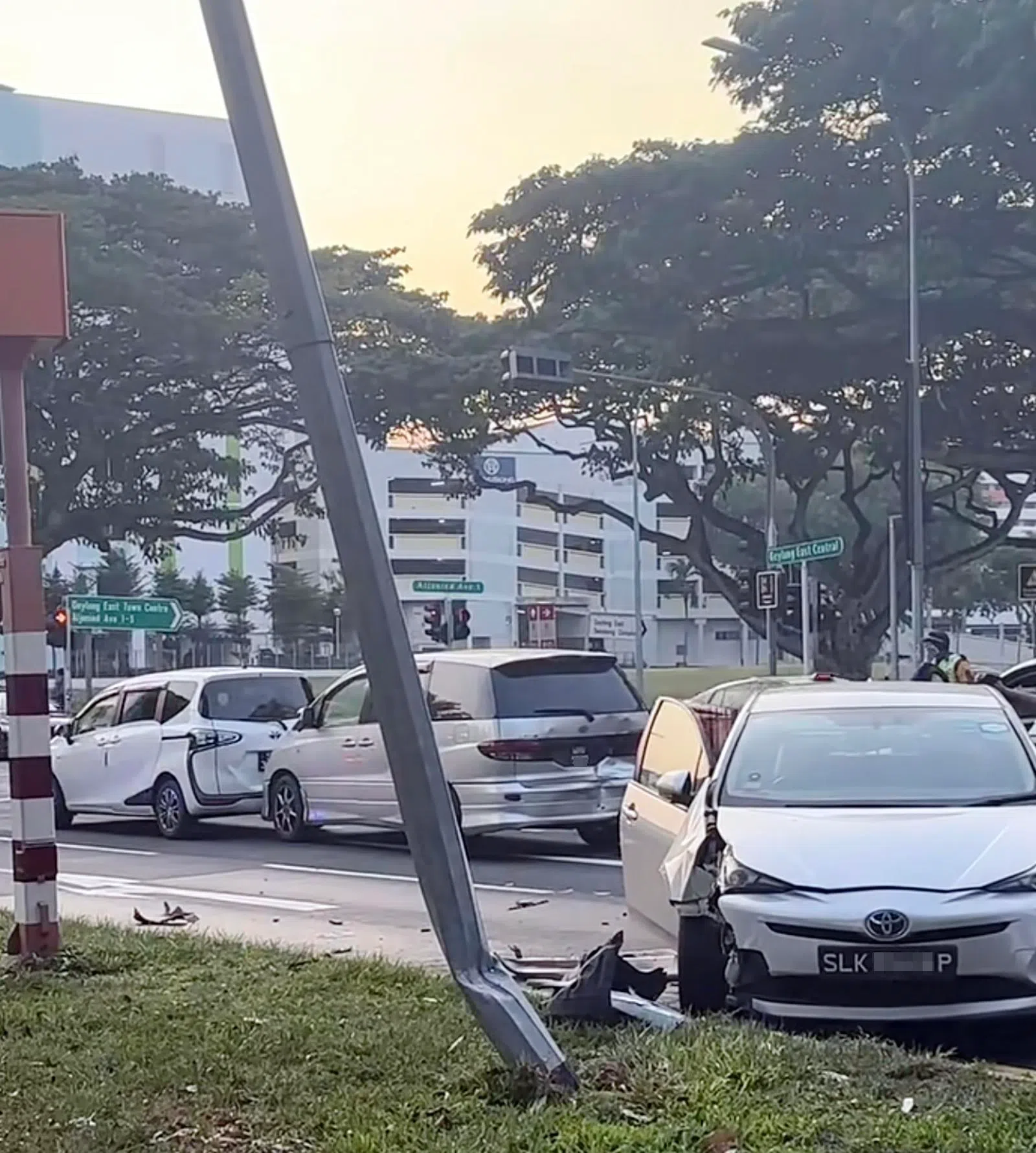 一辆轿车将路旁的灯柱撞歪。（取自小红书）