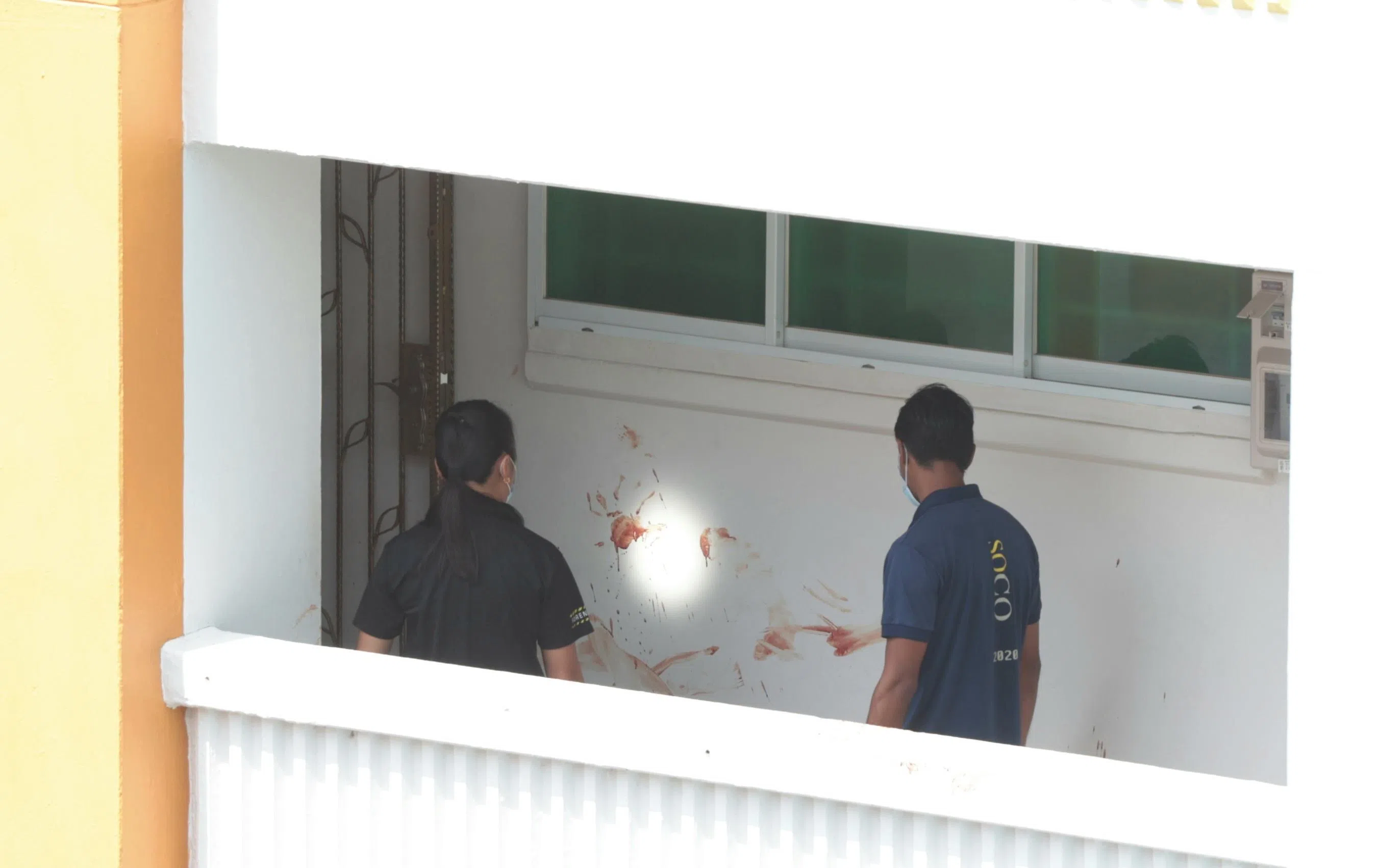 事发单位外的走廊和附近外墙上可见斑斑血迹。（梁麒麟摄）