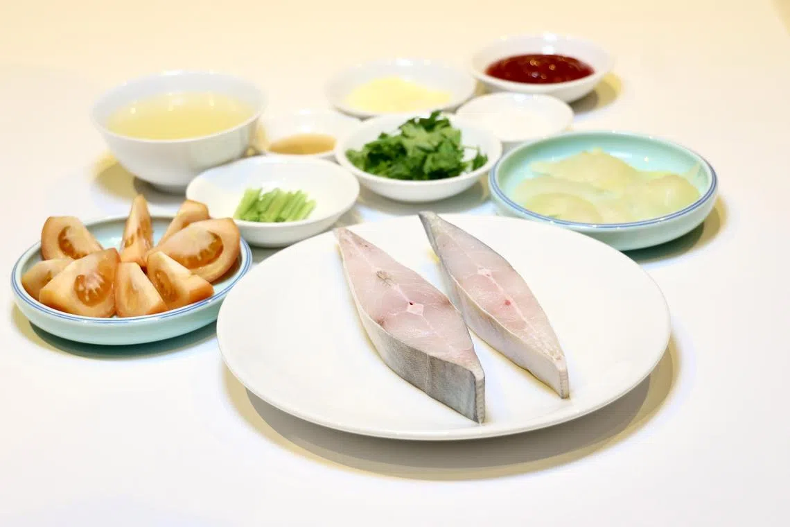 番茄咸菜煎煮鲳鱼，有番茄和咸菜带出鲳鱼的鲜味。（郑一鸣摄）
