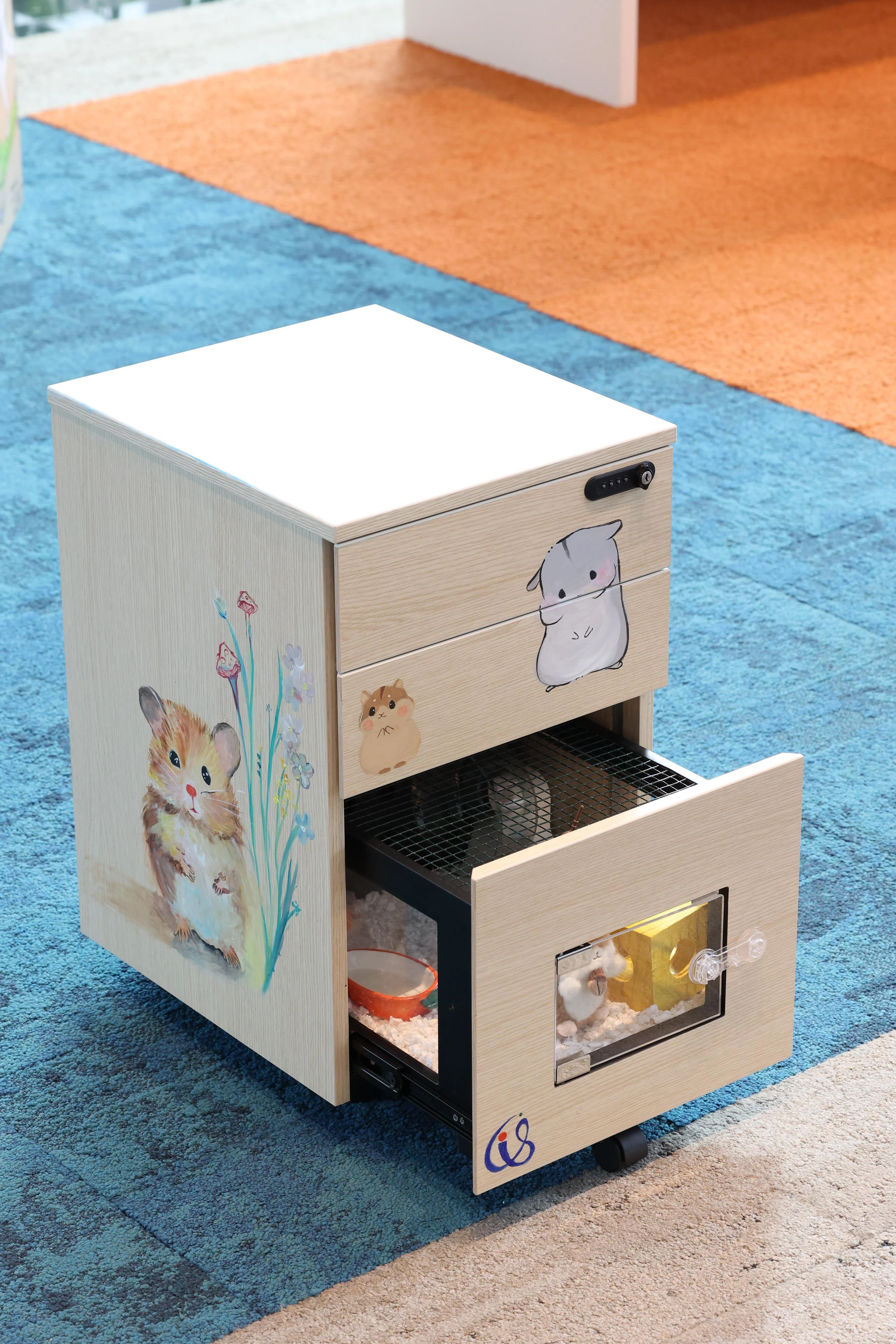 移动办公柜改装后，为仓鼠提供栖身之处，插图和仓鼠一样可爱。（何家俊摄）