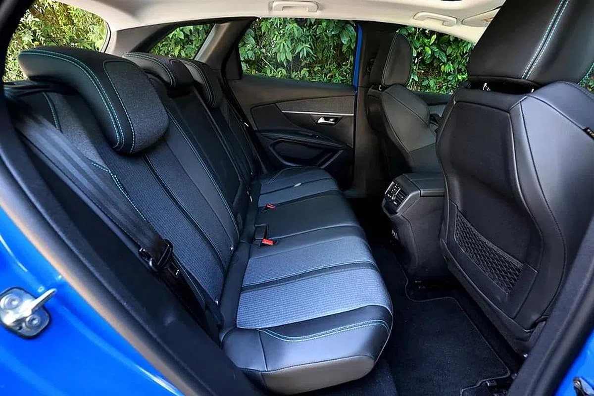 后座空间不大，有冷气出风口。（龙国雄摄）