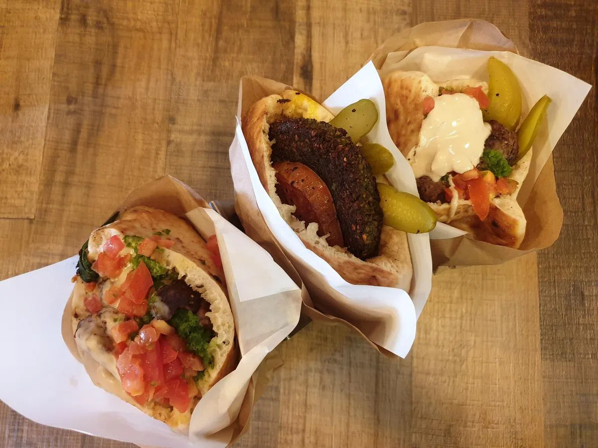 以色列人的平民美食之一口袋饼，馅料包括牛肉、羊肉、鹰嘴豆、鸡肝等等。