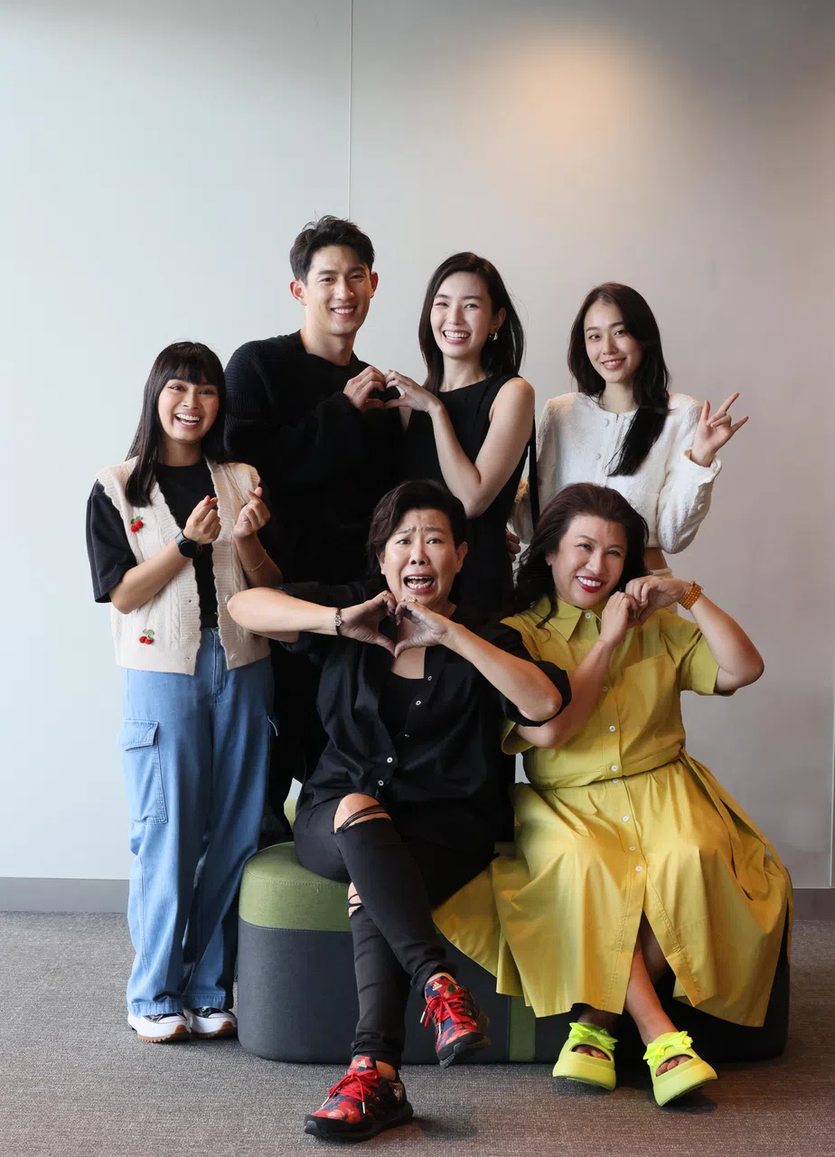 《非爱不可》演员洪爱玲（前排左起）、刘玲玲、莉玉（后排左起）、孙政、洪丽婷和林昭婷出席媒体活动为剧集造势。（龙国雄摄）