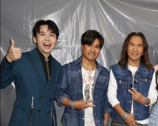 黄豪平（左）和动力火车一同出席活动。（取自黄豪平脸书）