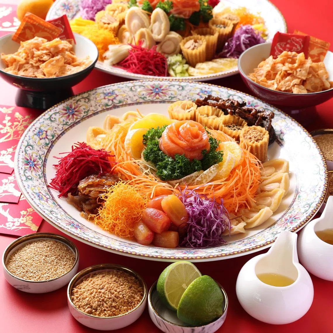 发财鲍鱼三文鱼生捞起有多样多彩食材。（龙国雄摄）