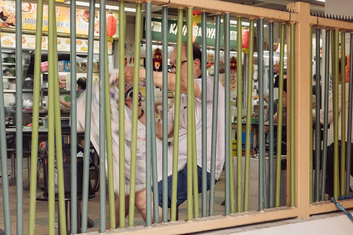 深浅绿色组成的竹子围栏，为芳林熟食中心增添诗意。（古国杰摄）