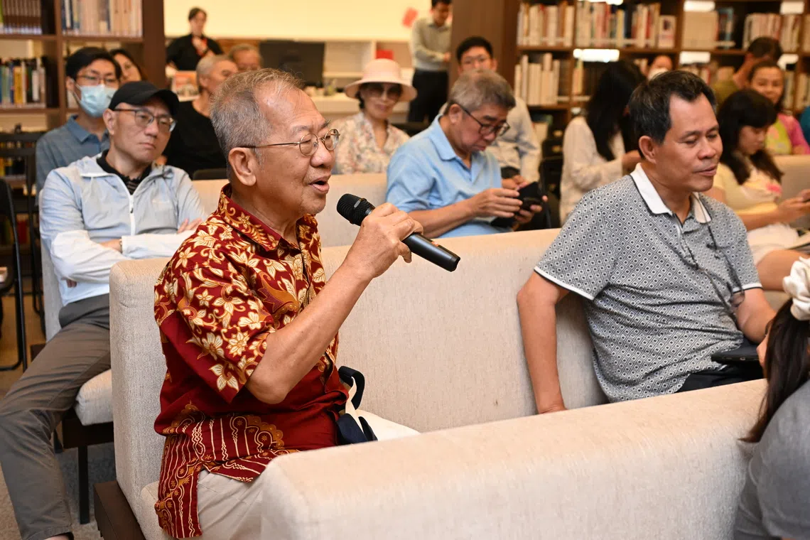 本地戏剧家蔡曙鹏博士（红衣者），也是潮籍人士，与主讲人探讨新中两地的文化差异。（中国文化中心提供）