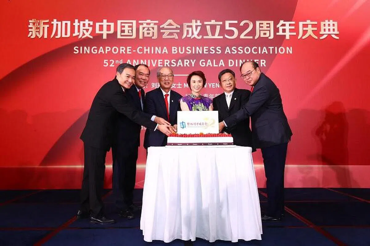 贸工部兼文化、社区及青年部政务部长刘燕玲（右三）参加新加坡中国商会成立52周年宴会。（新加坡中国商会提供）