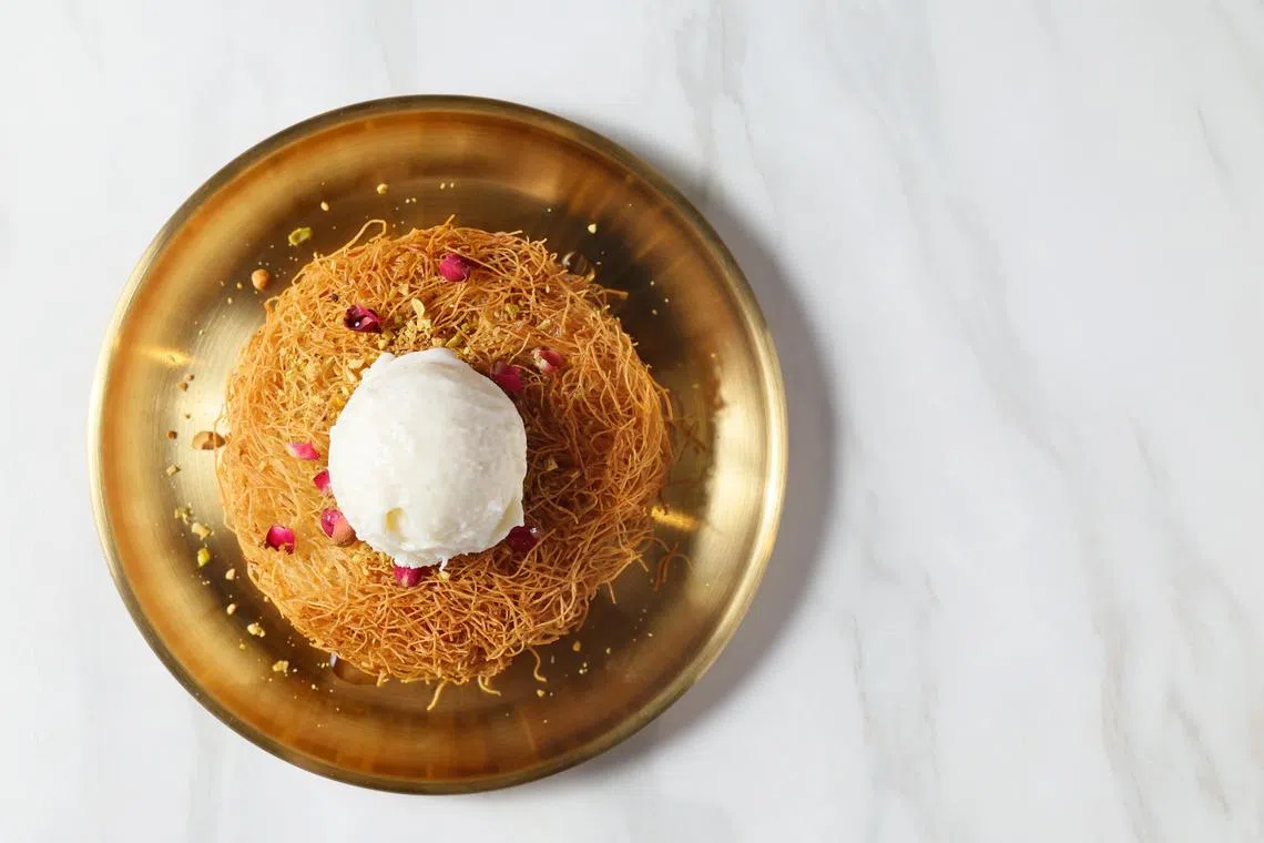 Leila的中东甜点库纳法（kunafa）伴有香草雪糕。（龙国雄摄）