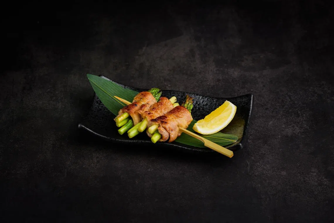 北海道三层肉卷芦笋炙烧得正熟，还带有芦笋的清甜。（餐馆提供）