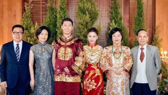 窦骁和父母（左一起）、何超莲（右一起）和母亲、舅舅大合影。（取自微博）