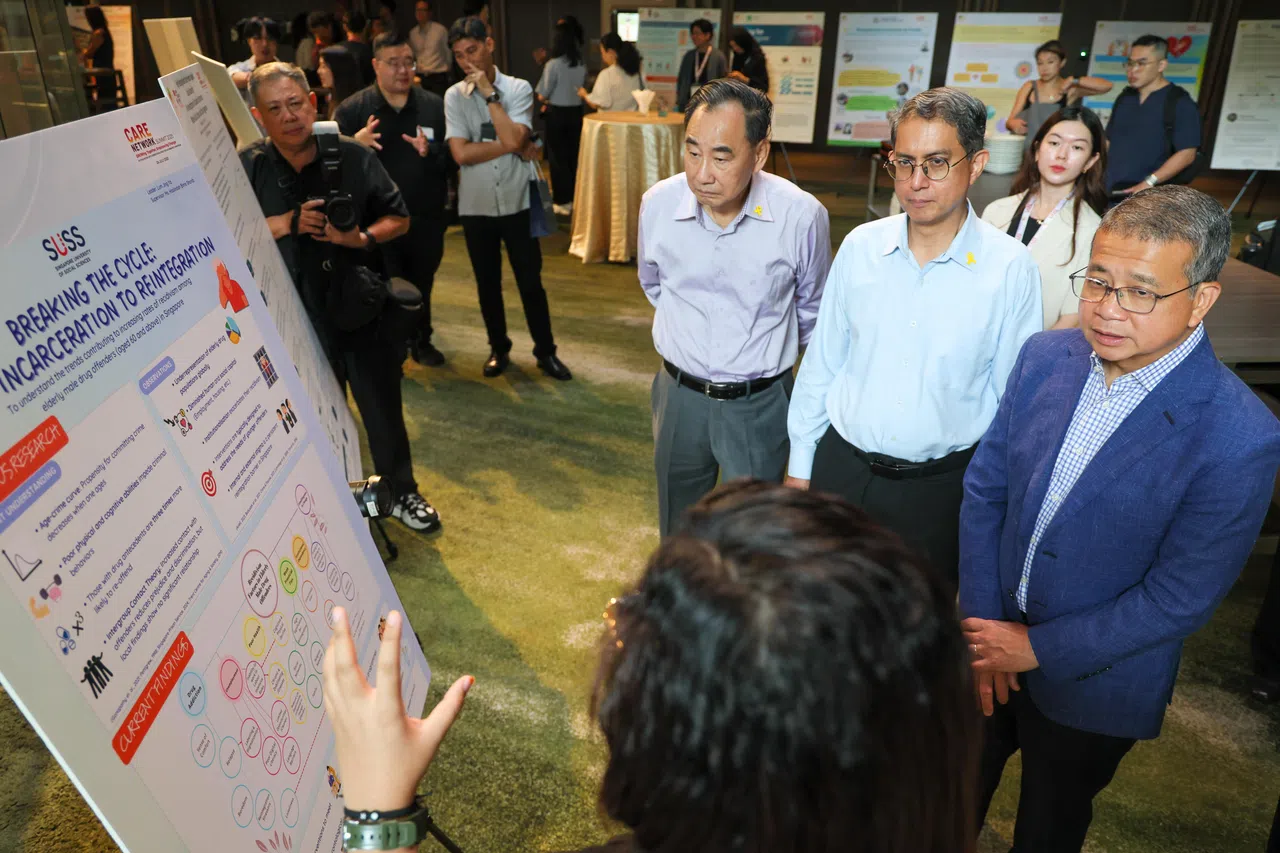 律政部长兼内政部第二部长唐振辉（右一）与内政部高级政务部长费绍尔副教授（右二），出席在滨海湾宾乐雅臻选酒店举办的关怀网络研讨峰会和惩教实践与研究学术研讨会，聆听简报分享。（张俊杰摄）