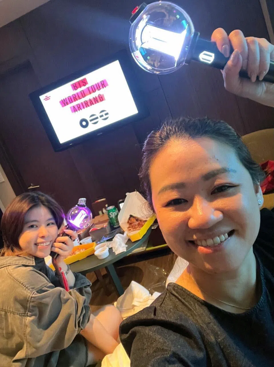 黄淑英（右）原本打算与小妹一起到吉隆坡、曼谷和台湾等地观赏七场BTS演唱会。（受访者提供）