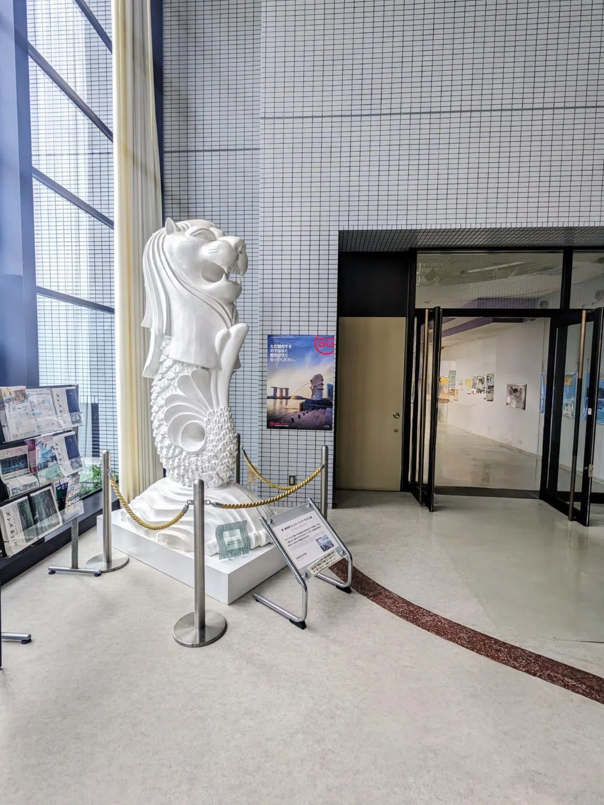 2005年爱知世博会， 新加坡馆展出的鱼尾狮雕塑如今矗立在美滨町体育馆内。（受访者提供）