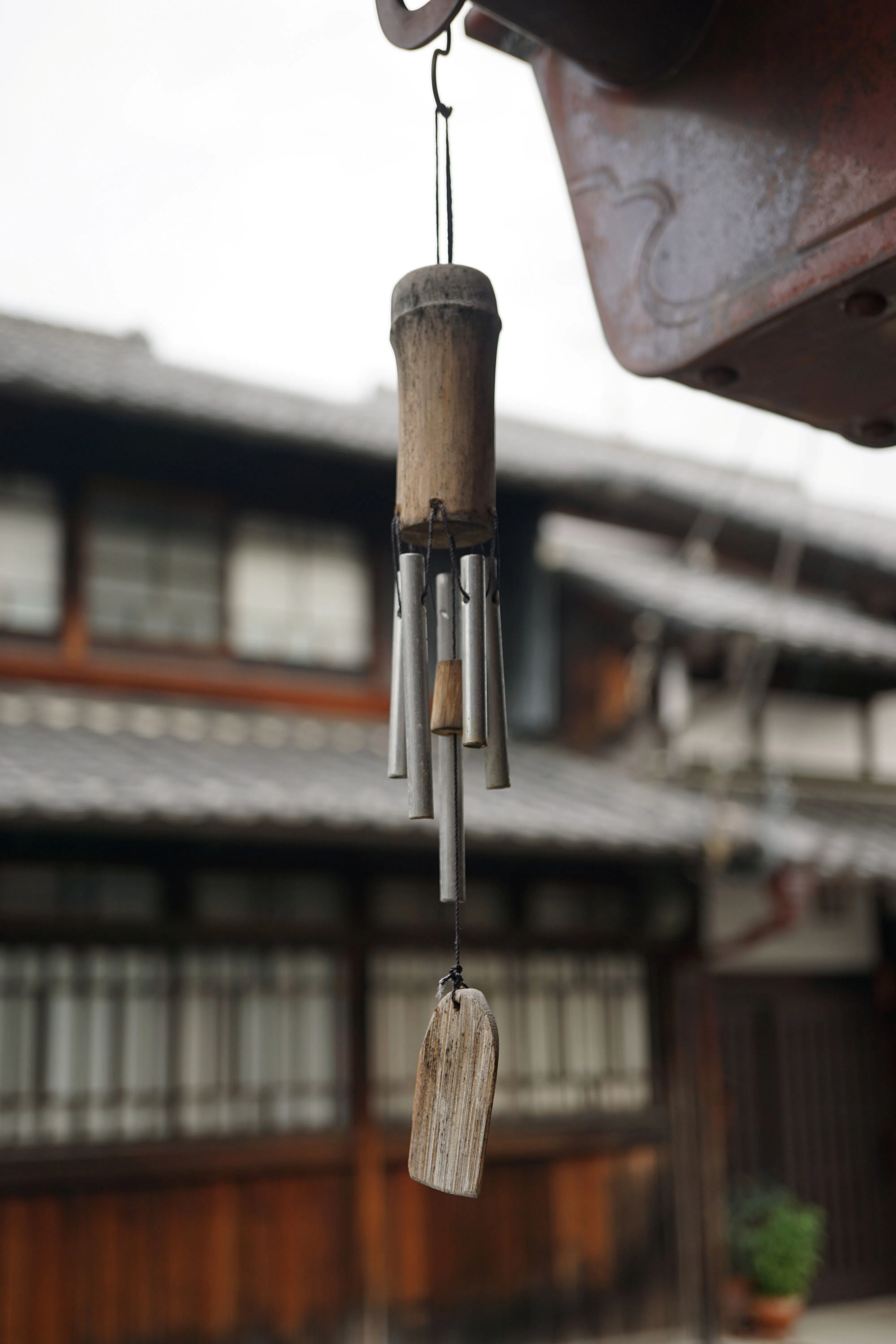 A wind chime beneath the eaves of a wooden machiya townhouse in Naramachi.（Photo: Ye Huanling）